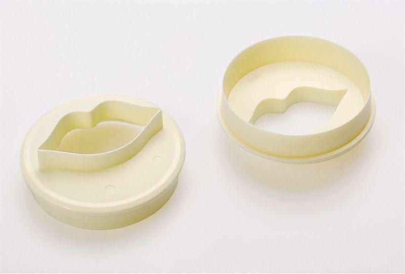 Cup cake cutter (Double Sided)  Lips  / Circle -FMM